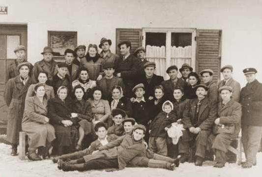 Евреи из семейного отряда братьев Бельских в лагере Ди-Пи под Мюнхеном, 3 апреля 1948 г.