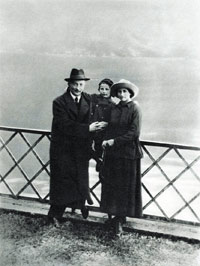 Ф.Э. Дзержинский и С.С. Дзержинская с сыном Яном в Лугано (Швейцария). Октябрь 1918 г. 