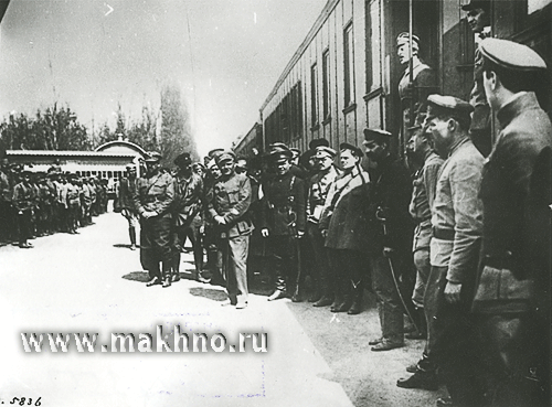 Митинг перед григорьевцами. 1919 год. В центре атаман Григорьев, справа, на подножке поезда, А. Антонов-Овсеенко." 