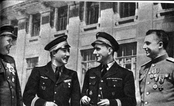 Генерал-майор авиации Захаров, майор Вдовин и командиры полка "Нормандия-Неман" Луи Дельфино и Пьер Пуйяд в москве после окончания войны. 
