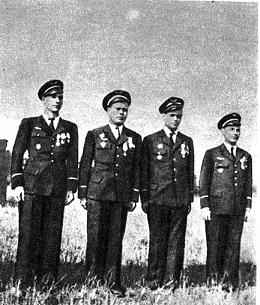 Французские летчики на аэродроме Бурже в Париже в день возвращения на родину.