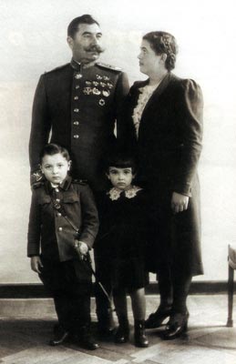 Буденный с женой Марией Васильевной и детьми Сережей и Ниной. 1944 г.