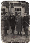 фотография, сделанная в 1944 году. Крайний слева - Мендель Рубинсон, ему на этом снимке - 15 лет. 