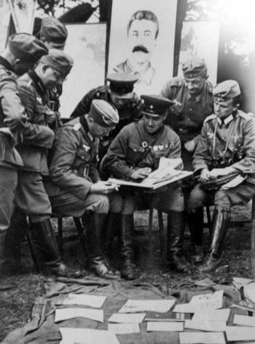 Сентябрь 1939 года. Германские танкисты «в гостях» у советских воинов в районе Бреста. Кто бы знал, что через полтора года они станут врагами...