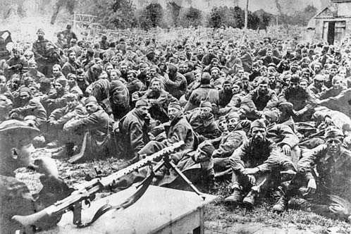 27 сентября 1941 года. Советские пленные солдаты под прицелом немецких пулеметов. К осени 1941 года гитлеровская армия пленила только на Украине 675 тысяч наших солдат и офицеров... Не пройдет и года, когда Гитлер сочтет этот договор филькиной грамотой...