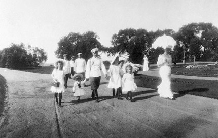 Царская семья на прогулке. 11 октября 1917 г.