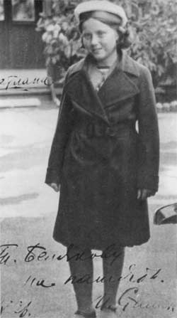 Светлана Сталина. 1937 год. Внизу видна подпись И.В.Сталина.